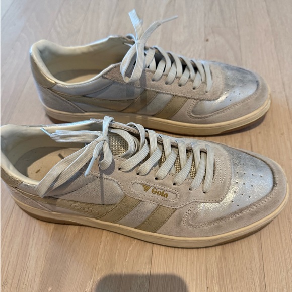 Gola Shoes - Gola women’s Low-Top Sneakers in silver and gold/cream.